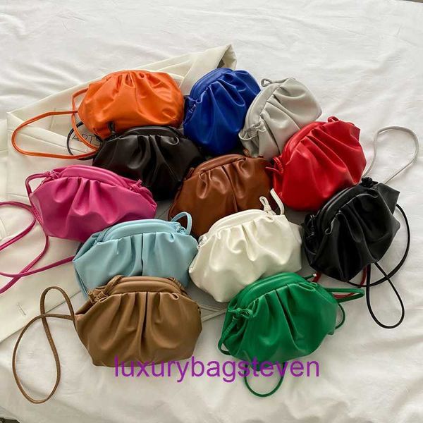 Factory Outlet Gros Bottgss Ventss Pouch Sacs fourre-tout à vendre 2024 printemps et été nouvelle texture niche Messenger Bag Mode couleur unie avec vrai logo