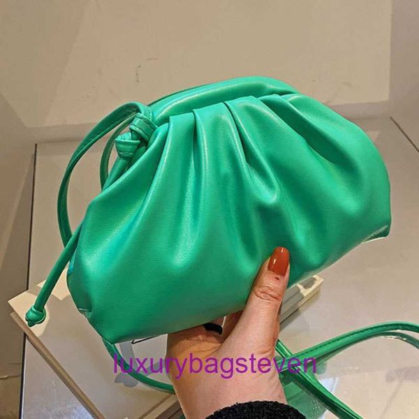 Factory Outlet Gros Bottgss Ventss Pouch Sacs fourre-tout à vendre Cette année, sac populaire minimaliste crossbody 2024 nouveau coréen à la mode avec un vrai logo F5H6