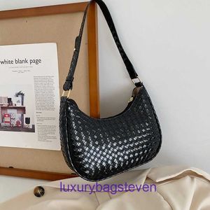 Outlet de fábrica Venta al por mayor Bottgss Ventss Bolsas de asas para la venta Bolsa tejida para las axilas Mujer de un solo hombro Diosa Compras Tienda nocturna Saltando y con logotipo real