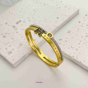 Factory Outlet Groothandel Mode H Home Armbanden online shop en Luxe Familie Letter Enkele Rij Diamant 18K Goud Gepersonaliseerde Veelzijdige Titaniu Met Geschenkdoos