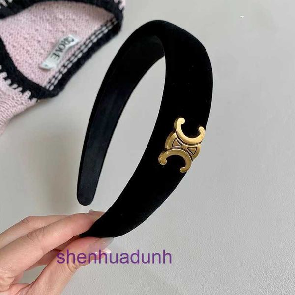 Factory Outlet Wholesale High Grade Velvet Black Hair Bands for Women in Automne and Winter 2022 New Internet Famous High Skull Top Headswear avec un large bande de bord de bord large