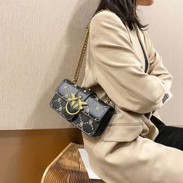 Vrouwen schoudertassen 4 kleuren hoogwaardige prachtige borduurwerk ketting tas elegante sfeer ruitvormige handtassen straat populaire klinknagel handtas 65412 #