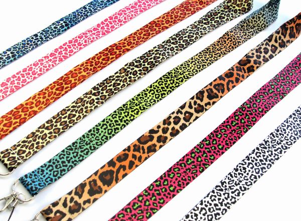 Precio de fábrica 100 unids Estampado de leopardo Dibujos animados Anime Cordón Llavero Correa para el cuello Cámara ID Teléfono Cadena Colgante Insignia Fiesta Accesorios de regalo al por mayor 2023