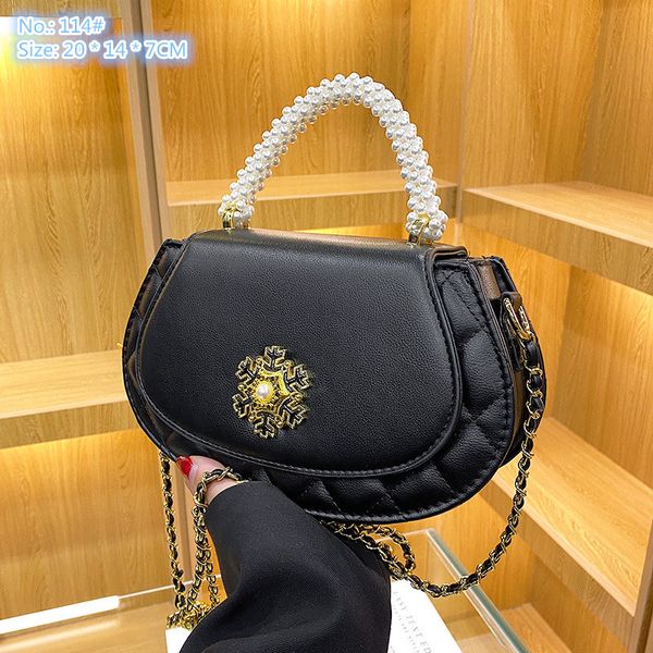 Sacs à bandoulières de vente d'usine 2 couleurs Sweet Little Fresh Pearl Decorative Fashion Hands sac à main en cuir épaissi en cuir Mobile Purse Sac de chaîne rhombique 114 #