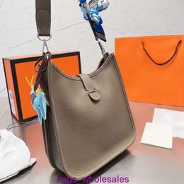 Tienda de fábrica, bolso de mano, venta de liquidación, barato, nuevas de cuero, bolso de moda personalizado, bolso de hombro hueco, bolso de cubo para mujer