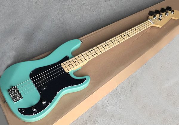 Vente spéciale d'usine4 cordes guitare basse électrique bleue avec pickguard noir, touche en érable, matériel chromé