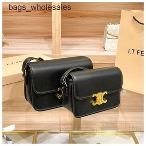 Factory Stores Wholesale en Retail Triumphal Arch Crossbody Body Board voor dames winter 2024 Nieuwe vrijetijdsstaat enkele schouder high-end woon-werkverkeer tofu kleine squarep4g5