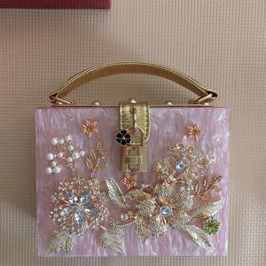 Bolso completo de fábrica para mujer, caja dura de acrílico de alta calidad, bolso con tachuelas, bolsos con cadena de flores de perlas frescas pequeñas, bolsos para mujer tallados 219z