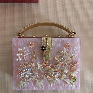 Bolso completo de fábrica para mujer, caja dura de acrílico de alta calidad, bolso con tachuelas, bolsos con cadena de flores de perlas frescas pequeñas, bolsos para mujer tallados 231e