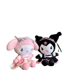 Fábrica al por mayor 2 estilos de 23 cm Kuromi Plush Toys MyMelody Animation rodeadores de muñecas y regalos para niños