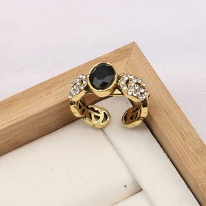 Venta al por mayor de fábrica 2023 Nueva joyería de moda de lujo de alta calidad para el anillo de joyería de la mano de la familia antigua versátil de diamante vivo negro medio femenino