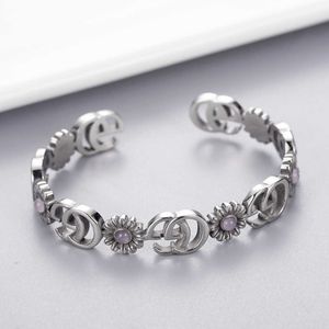 Usine en gros 2023 nouveaux bijoux de mode de luxe de haute qualité pour double bracelet en diamant rose et la même fleur Ben motif ornement de cheveux