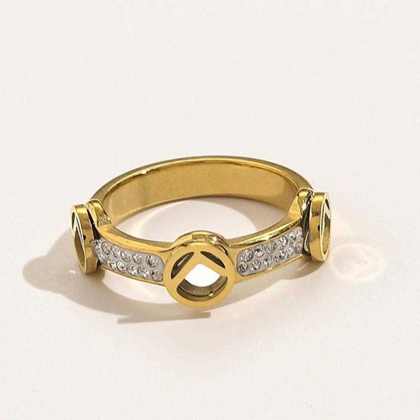 Usine en gros 2023 nouveaux bijoux de mode de luxe de haute qualité pour titane évider femme française en acier inoxydable simple bague en diamant d'argile blanche