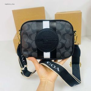 Factory Wholesale and Retail New Handbag Nouveau contraste Couleur de caméra Caméra Old Flower broderie épauchée épaule unique Broche à femmes crossbody Womens