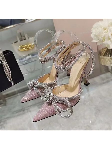 Usine de gros sandales européennes et américaines 2023 nouvel arc diamant pointu paillettes chaussures pour femmes liant talons fins talons hauts paquet de mariage de fête