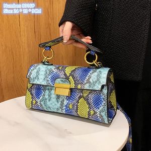 Sac à bandoulière pour dames à la vente d'usine 5 couleurs Flip en cuir en forme de cuir à main élégant et doux sacs à main fashion buccule de personnalité joker 4016 # #