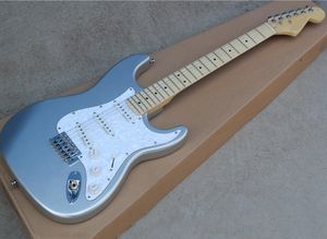 Guitare électrique argentée en gros d'usine avec micros SSS, touche en érable, pickguard perlé blanc/blanc, peut être personnalisée sur demande