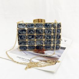 Fabriek groothandel vrouwen handtas elegante sfeer bezaaid clutch tas persoonlijkheid metalen harde doos diner handtassen Joker mode acryl ketting tassen