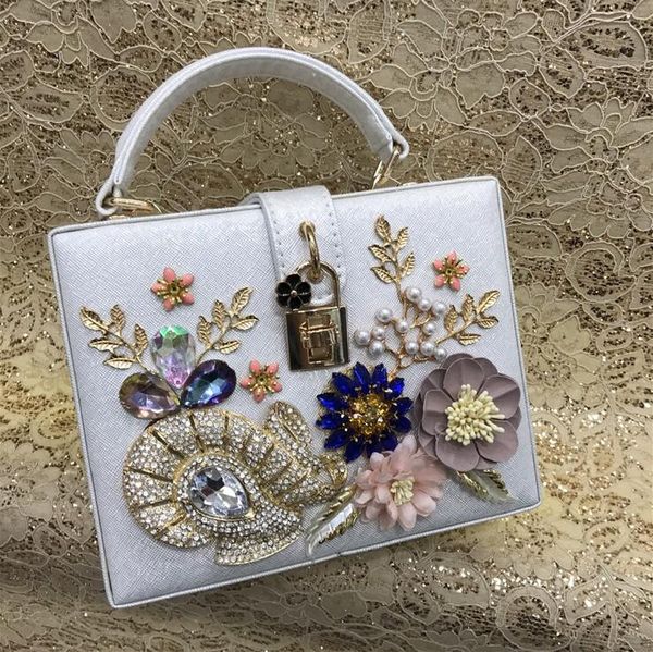 Venta al por mayor de fábrica, bolsos de hombro de cuero para mujer, flor hermosa de lujo, bolso de perlas, bolso de cadena tallado dulce y encantador, bolsos de cena para banquete de boda