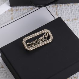 Mode lettre broche broches broches Streak Design broche de luxe pour cadeau de noël sauvage broches accessoires approvisionnement
