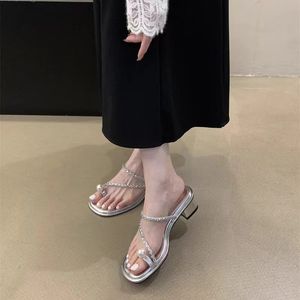 Fairy Style Dikke Heeled Pearl Sandals voor de bovenkleding van dames met 2024 Zomer Nieuwe strass Mid Heeled Romeinse clip teen sandalen