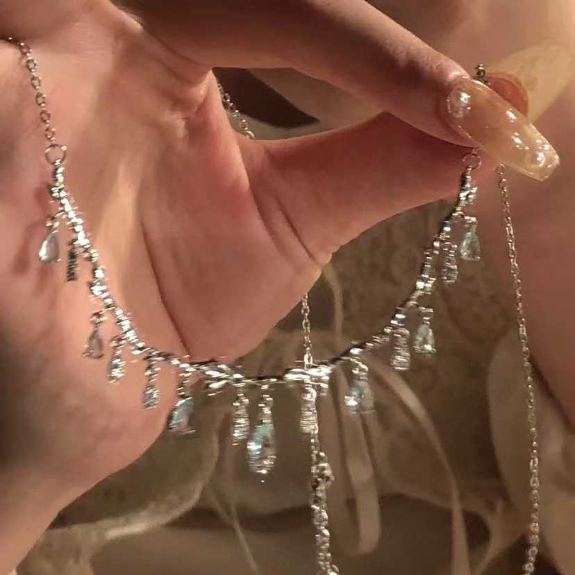 Fairy ~ Super Beautiful Delicate Tassel Water Drop Halsband Kvinnlig temperament Personlighet Högklass Liten Crown CollarBone Chain Net Red Neck Chain