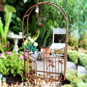 FairyCome Fairy Garden Gate Rusty Miniature Garden Arch avec porte battante Mini tonnelle rouillée Vintage fer métal artisanat ornements 210811