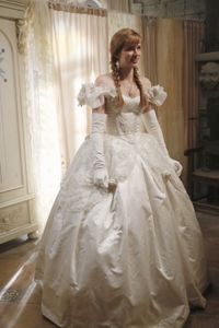 Robe de mariée médiévale de la robe de balle de fée 2023 Fantasie hors épaules Ivory Renaissance gothique gothique