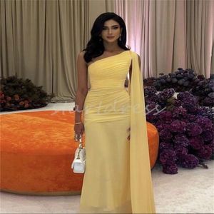 Vestido de noche amarillo de cuento de hadas de Dubai 2024 con envolturas Vestido de fiesta fluido con un hombro hasta el suelo Vestidos de fiesta formales árabes Abaya junto a un vestido de cumpleaños para una cena decente