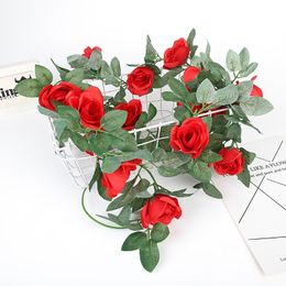 Flores falsas Plantas de flores de vid de rosas artificiales Rosas colgantes con hojas verdes para la decoración del jardín del banquete de boda de la oficina del hotel en casa