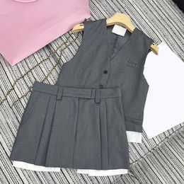 Fausses tenues de gilet de jupe en deux pièces Luxury Elegant Grey Women Robes Set Designer Casual Daily Tank Tank Veste Suit Suit