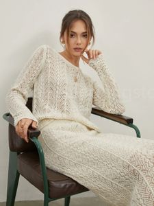 Ensemble jupe deux pièces en tricot torsadé avec œillets ajourés, tendances de la mode automne 2023