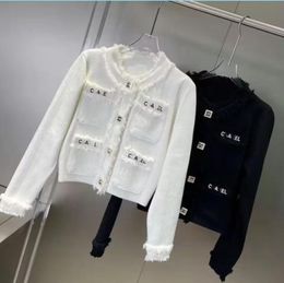 Automne nouveaux cardigans décontractés pour femmes boutons en métal blanc pulls avec bord gland tricoté concepteur lettre en métal pâte pull pull pour filles femme