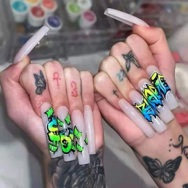 Uñas postizas 2023 Punk Graffiti Nail Patch Estilo exagerado Tipo de pegamento Extraíble Párrafo súper largo Ahorre tiempo 24PCS