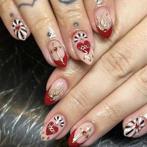 Valse nagels 24 -stks barokke hart nep nagels rode Franse amandelpers op nagels volledige dekking draagbaar voor dame dames mode valse nagelpatches t240507