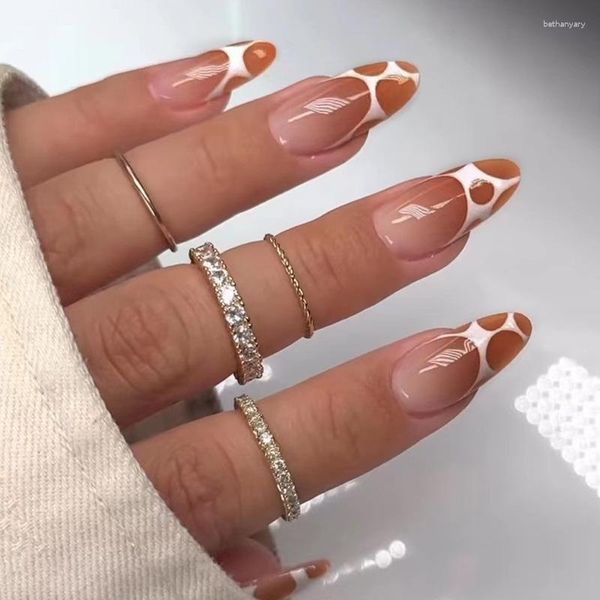 Faux ongles 24pcs dégradé presse à café nu sur amande faux avec motif de vache conceptions femmes filles bricolage art amovible