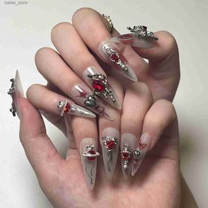 Faux ongles 24pcs de style goth pointu de long sur les pointes des ongles avec conception de strass de rouge complète couvercle portable portable artificiel nail pour filles y240419