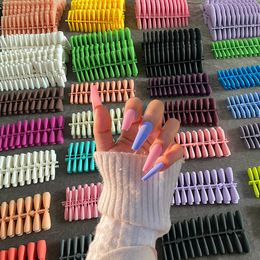 Kunstnagels 24 stuks Mix kleuren Mat Super lange doodskist Volledige dekking nagel Ballet Druk op nagel Tips voor nagelkunst Kunstnagels Nepnagel 230922
