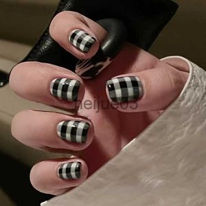 Faux ongles 24pcs Press on Nail One Unit Checkered with Black and White The Checkerboard Fake Nails with Glue Nail Tips Square Short Nails x0703