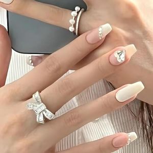 Faux ongles 24 pièces/ensemble 2023 amour diamants blanc presse sur Nail Art portable faux conseils avec colle autocollant portant des outils