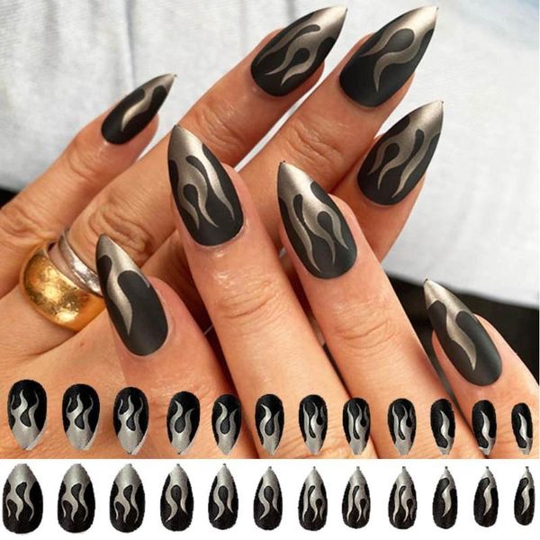 Falsas Nails 24 unids / set Punk Flame Pattern Fake Full Cover Black Stiletto Matte Diseño Moda Terminado Consejos de manicura con pegamento