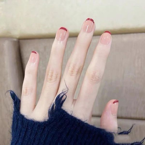 Faux ongles 24 pièces/ensemble bord rouge français portant des filles courtes à coller artificielles sur la décoration d'art d'ongle