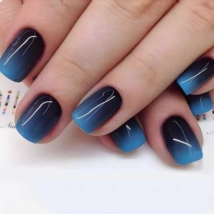 Valse nagels 24 stks korte blauwe valse nagels gradiënt met Frans ontwerp eenvoudige nagel draagbare pers op nep nagels volle cover nagels tips manicure z240531
