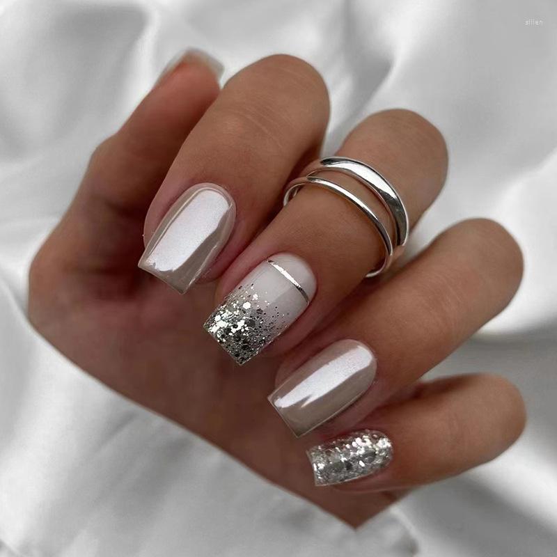 Unghie finte 24 pezzi Indossabili False Fashion Square Nail Enhancement Silver Glitter Noble Copertura completa Punte acriliche con colla per stampa