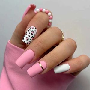 Valse nagels 24ps/set vierkante kopkist dragen valse nagels kunst roze matte Franse nep nagels luipaard kunstmatige acryl witte pers op nagels z240531