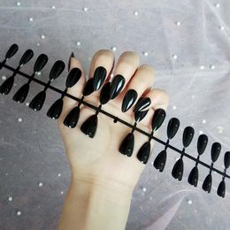 Valse nagels 28-delige nageltips Amandelpantser Lange nep-waterdruppelpatch Effen kleur Druk op lijm