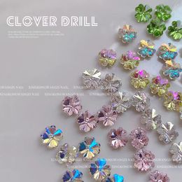 Valse Nagels 30Pcs Elegante K9 Kristal Hart Klavertje Vier Knipperende Geluk Bloemen Glas Gem Voor 3D Nagels Art accessoire 10*10 8*8 230619