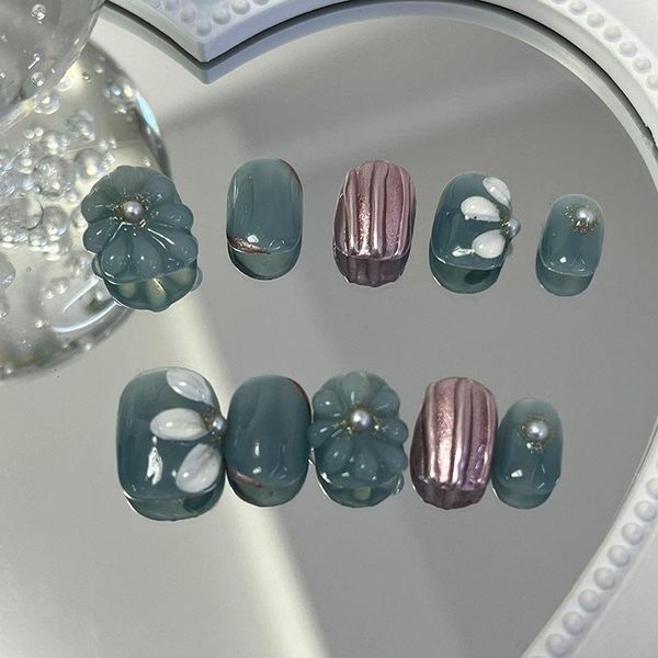 Faux Nails 3D Petal peint à la main Morandi Blue Metallic Press sur un style à la mode et gracieux dans Emmabeauty Store.NO24198