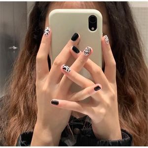 False nagels Frosted Matte nagel Zwarte Witte Melk Koe Print Volledig deksel Fake Press op Decoratie met lijm DIY -kunst