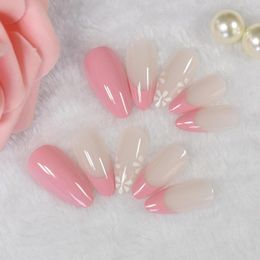Valse nagels Girly Pink Franse stijl drukken op beige naakt medium Lange faux ongles met bloemontwerp echte nagelfoto's